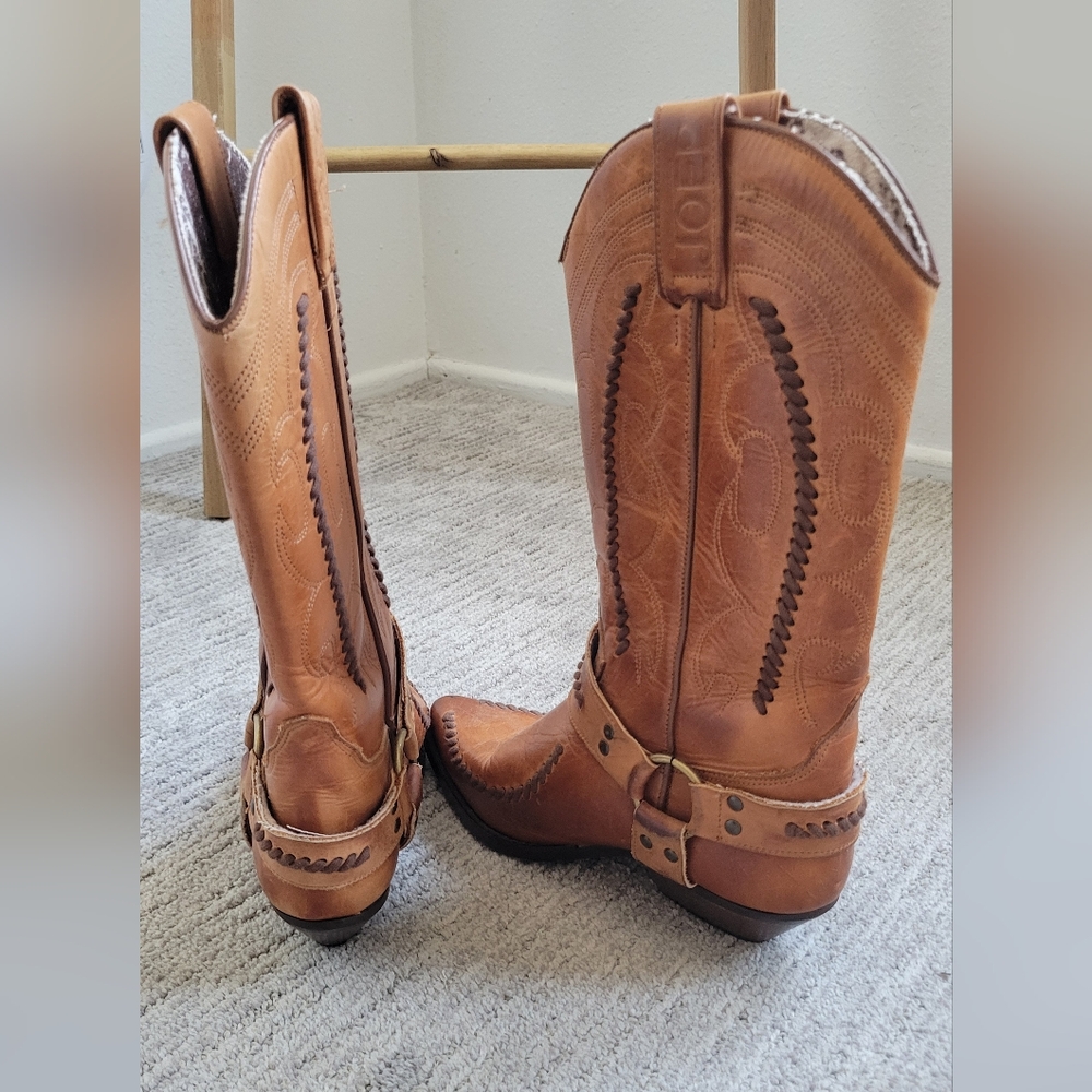 Boots - Picture 4 of 9